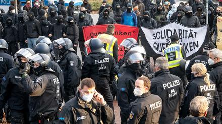 Gegendemonstranten zur "Querdenker"-Demo in Bremen stehen Polizisten gegenüber.