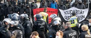 Gegendemonstranten zur "Querdenker"-Demo in Bremen stehen Polizisten gegenüber.