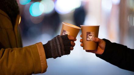 Mit dem Pappbecher voll Glühwein durch den „Zero Waste“-Bezirk Friedrichshain.