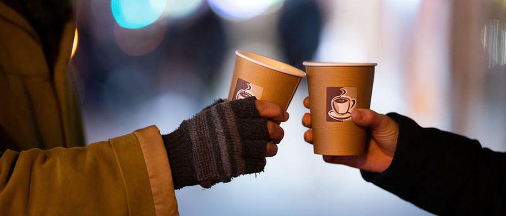 Mit dem Pappbecher voll Glühwein durch den „Zero Waste“-Bezirk Friedrichshain.