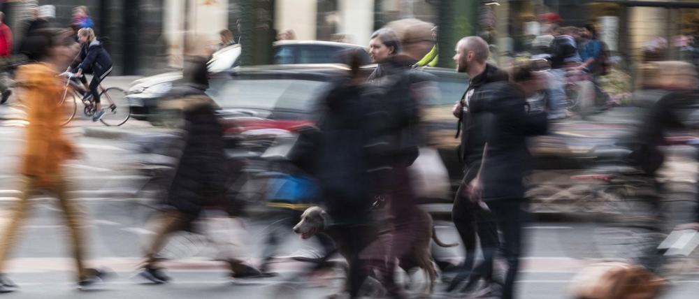 In der Stadt kommen Fremde zusammen.