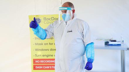 Daumen hoch. Die Corona-Zahlen in Irland gingen zuletzt rapide nach unten, auf das niedrigste Niveau in der EU.