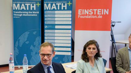 Wissenschaftssenator Michael Müller (SPD) mit Marion Müller (r.), Operative Gesamtverantwortung der Einstein Stiftung Berlin.