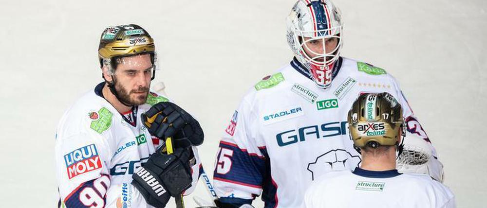 Die Eisbären nach ihrer Niederlage vor zwei Wochen in München - ein Wiedersehen mit den RB-Spielern gibt es vorerst nicht.