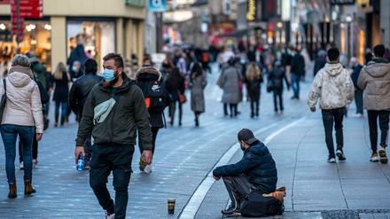 Menschen in einer Fußgängerzone in Dortmund, NRW.