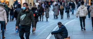 Menschen in einer Fußgängerzone in Dortmund, NRW.