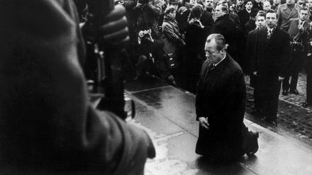Willy Brandt kniet am 7. Dezember 1970 in Warschau vor dem Ehrenmal für die Helden des Aufstandes im jüdischen Ghetto.