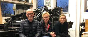 Das TOC-Publishing-Team (von links nach rechts) Erik Spiekermann, Susanna Dulkinys und Birgit Schmitz vor einer Original Heidelberger Zylinder Druckmaschine in Adlershof