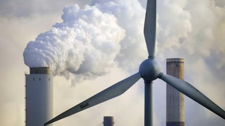 Welche Energie setzt sich durch? Windrad und Schornsteine des nordrhein-westfälischen Kraftwerks Walsum.