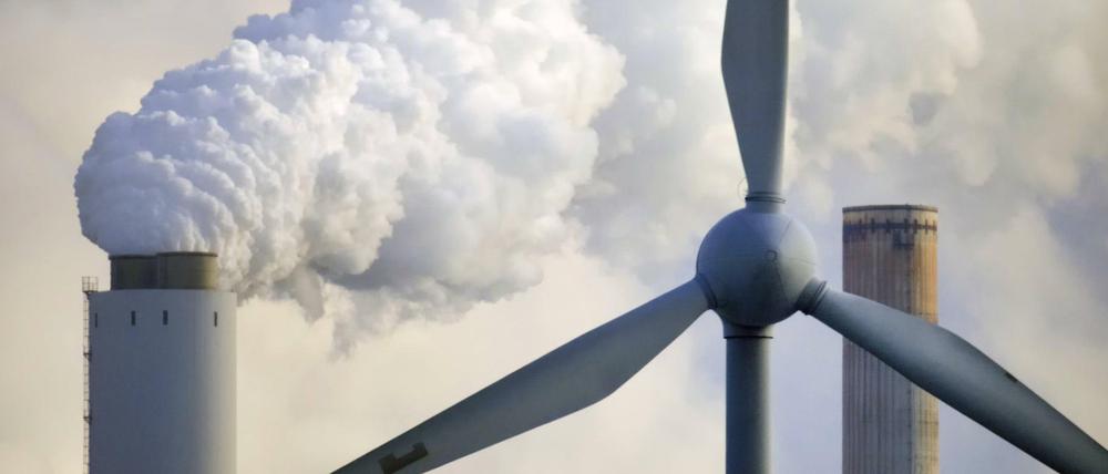 Welche Energie setzt sich durch? Windrad und Schornsteine des nordrhein-westfälischen Kraftwerks Walsum.