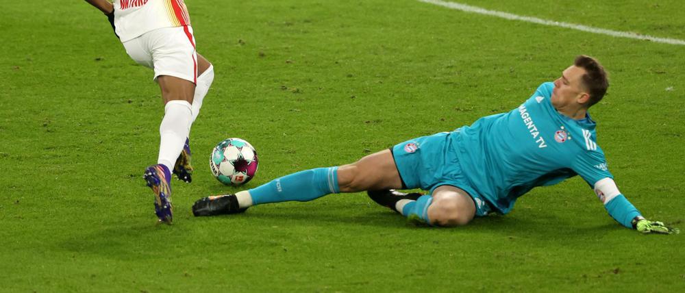 Manuel Neuer kommt in dieser Szene zu spät.