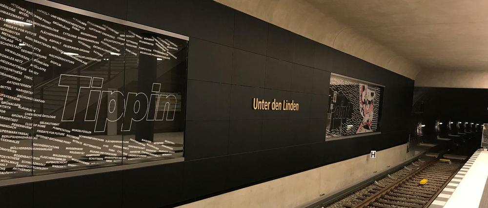 Fahrgäste der BVG bekommen im neuen U-Bahnhof Unter den Linden geistige Anregung. 