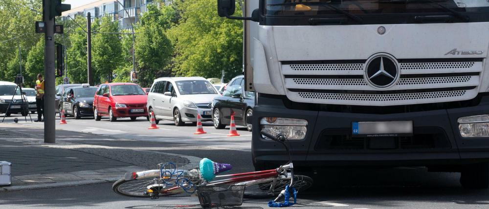 Von den nach Tagesspiegel-Zählung getöteten 14 Radfahrern im Straßenverkehr, sind acht durch einen Rechtsabbiege-Unfall ums Leben gekommen. 