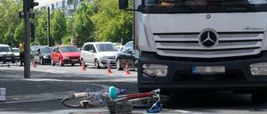 Von den nach Tagesspiegel-Zählung getöteten 14 Radfahrern im Straßenverkehr, sind acht durch einen Rechtsabbiege-Unfall ums Leben gekommen.