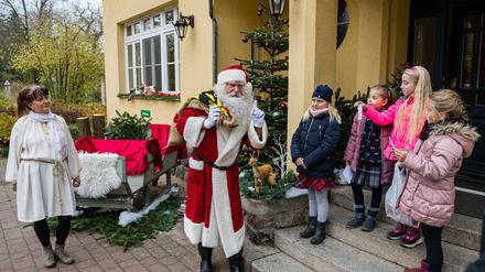 Weihnachtsengel Konni (links) ohne Flügel.