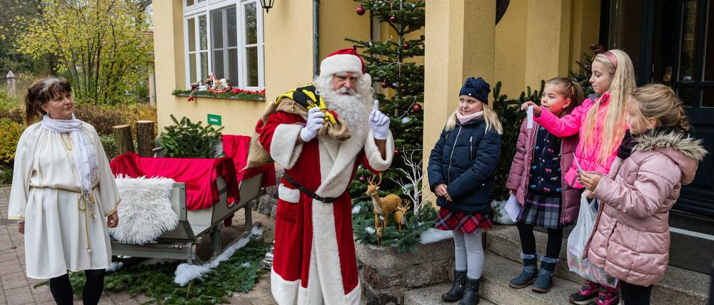 Weihnachtsengel Konni (links) ohne Flügel.