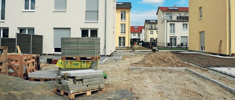 Stein auf Stein. Bislang dauert es im Land oft lange, bis Bauanträge bearbeitet und beschieden sind. 