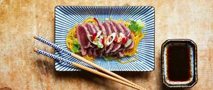 Gar nicht jägergrün: Viktoria Fuchs kocht kreative Wildgerichte wie dieses japanisch inspirierte kurzgebratene Hirschtataki.