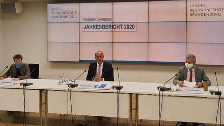 Alle Jahre wieder rügt Brandenburgs Rechnungshofpräsident Christoph Weiser (Mitte), wo das Land schlecht wirtschaftet. 