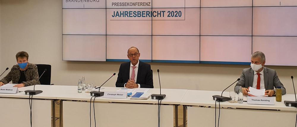 Alle Jahre wieder rügt Brandenburgs Rechnungshofpräsident Christoph Weiser (Mitte), wo das Land schlecht wirtschaftet.