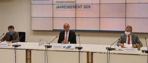 Alle Jahre wieder rügt Brandenburgs Rechnungshofpräsident Christoph Weiser (Mitte), wo das Land schlecht wirtschaftet. 