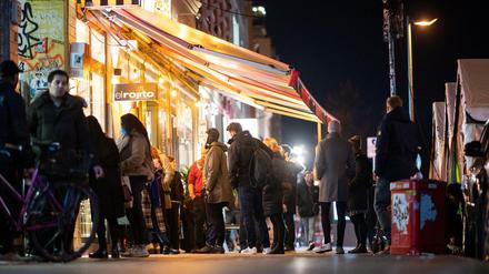 Glühwein-Cornern. Wer schon nicht ins Restaurant darf, stellt sich eben mit dem Glühwein davor. 