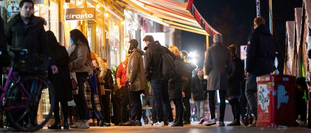 Glühwein-Cornern. Wer schon nicht ins Restaurant darf, stellt sich eben mit dem Glühwein davor. 