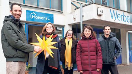 Die Ehrenamter Itay Novik (l.), Shem Stoler (r.) und Dana Sagi (2. v. r.) engagieren sich für den Neuköllner Verein Morus 14.