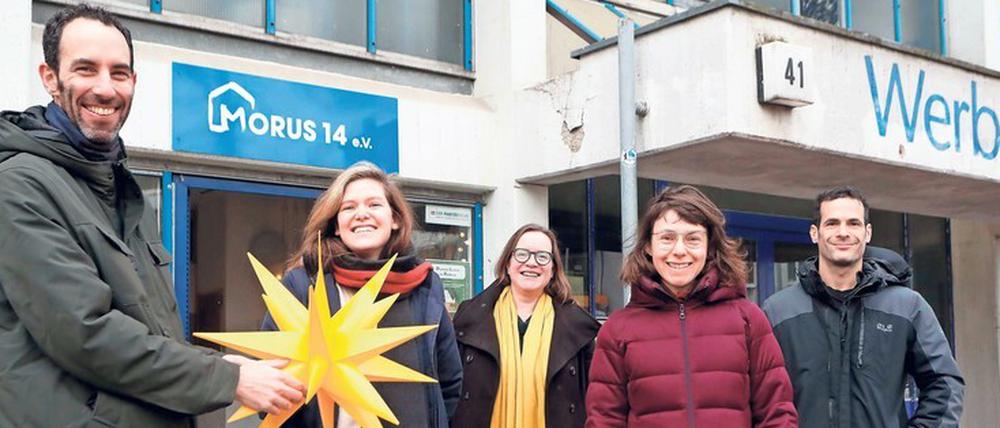 Die Ehrenamter Itay Novik (l.), Shem Stoler (r.) und Dana Sagi (2. v. r.) engagieren sich für den Neuköllner Verein Morus 14.