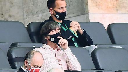 Selten gesehener Gast. Bundestrainer Joachim Löw (Mitte) besuchte zuletzt zum Pokalfinale in Berlin ein Fußballstadion als Zuschauer. Zur Zeit hält er sich damit wegen Corona zurück.