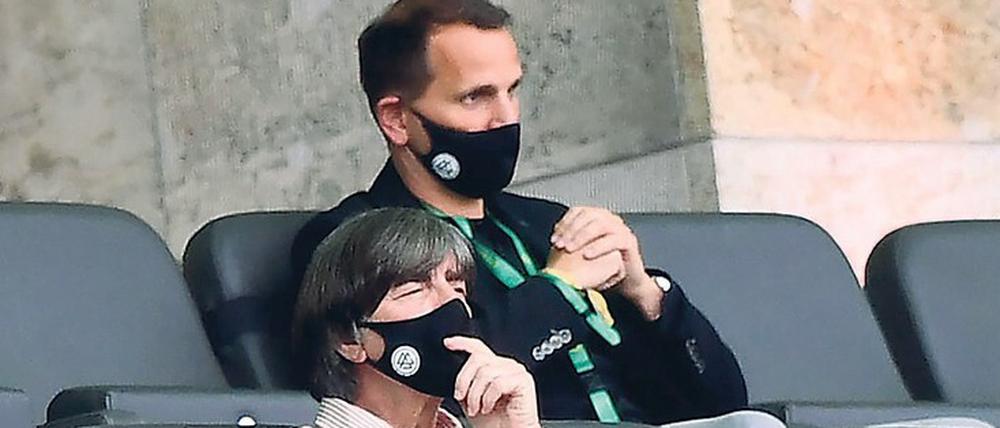 Selten gesehener Gast. Bundestrainer Joachim Löw (Mitte) besuchte zuletzt zum Pokalfinale in Berlin ein Fußballstadion als Zuschauer. Zur Zeit hält er sich damit wegen Corona zurück.