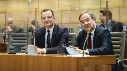 Bundesgesundheitsminister Jens Spahn mit dem Ministerpräsidenten von Nordrhein-Westfalen, Armin Laschet.