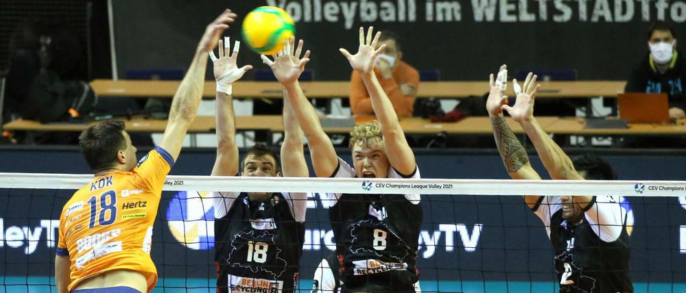 Einen Sieg und eine Niederlage gab es für die BR Volleys (schwarze Trikots, hier gegen Ljubljana) in den beiden Partien der Champions League. Und dazu einen Sieg durch Wertung.