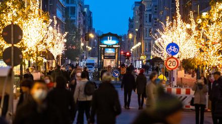 Menschen flanieren am 2. Adventsonntag, an einem verkaufsoffener Sonntag, über die Friedrichstrasse in Berlin.