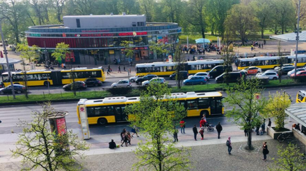 Längst Berlins Busknoten Nr. 1: das BVG-Drehkreuz am Rathaus Spandau.