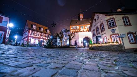 Nahezu menschenleer sind die Gassen in der Altstadt von Königstein am frühen Abend.
