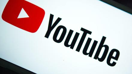 Logo des Video-Portals Youtube auf dem Display eines Smartphones