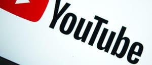 Logo des Video-Portals Youtube auf dem Display eines Smartphones