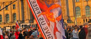 Verschwörungstheoretiker und Reichsbürger. Anhänger der QAnon-Bewegung vor dem Reichstag bei der Demonstration am 29. August.  Der Verfassungsschutz warnt vor weiterer Radikalisierung