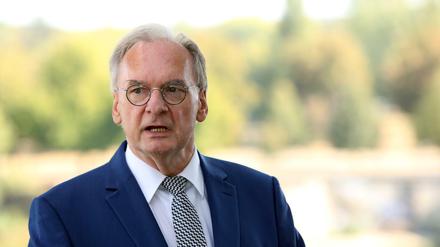 21.09.2020, Sachsen-Anhalt, Magdeburg: Reiner Haseloff (CDU), Ministerpräsident von Sachsen-Anhalt, spricht in der Geschäftsstelle des CDU-Landesverbandes. Haseloff will Regierungschef bleiben. Der 66-jährige CDU-Politiker gab am 21.09.2020 bekannt, dass er erneut als Spitzenkandidat für die Landtagswahl im Juni 2021 antreten will. Foto: Ronny Hartmann/dpa-Zentralbild/dpa +++ dpa-Bildfunk +++