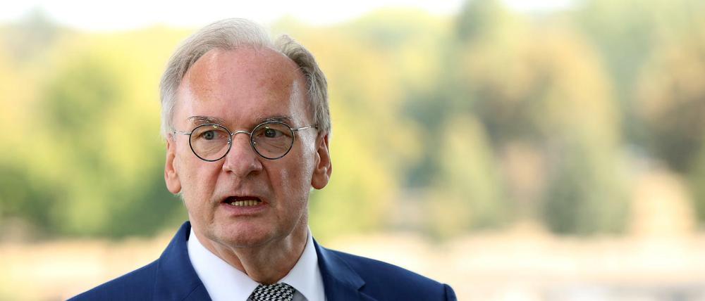 21.09.2020, Sachsen-Anhalt, Magdeburg: Reiner Haseloff (CDU), Ministerpräsident von Sachsen-Anhalt, spricht in der Geschäftsstelle des CDU-Landesverbandes. Haseloff will Regierungschef bleiben. Der 66-jährige CDU-Politiker gab am 21.09.2020 bekannt, dass er erneut als Spitzenkandidat für die Landtagswahl im Juni 2021 antreten will. Foto: Ronny Hartmann/dpa-Zentralbild/dpa +++ dpa-Bildfunk +++
