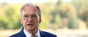 21.09.2020, Sachsen-Anhalt, Magdeburg: Reiner Haseloff (CDU), Ministerpräsident von Sachsen-Anhalt, spricht in der Geschäftsstelle des CDU-Landesverbandes. Haseloff will Regierungschef bleiben. Der 66-jährige CDU-Politiker gab am 21.09.2020 bekannt, dass er erneut als Spitzenkandidat für die Landtagswahl im Juni 2021 antreten will. Foto: Ronny Hartmann/dpa-Zentralbild/dpa +++ dpa-Bildfunk +++