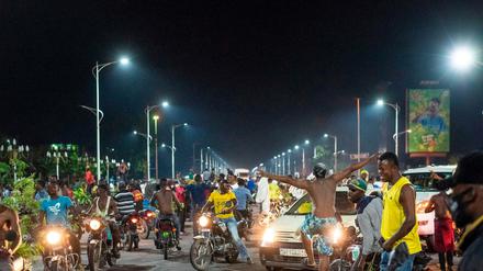  Anhänger von Präsident Felix Tshisekedi feiern auf den Straßen der Demokratischen Republik Kongo.