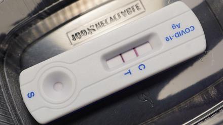 Corona-Schnelltest-Utensilien.