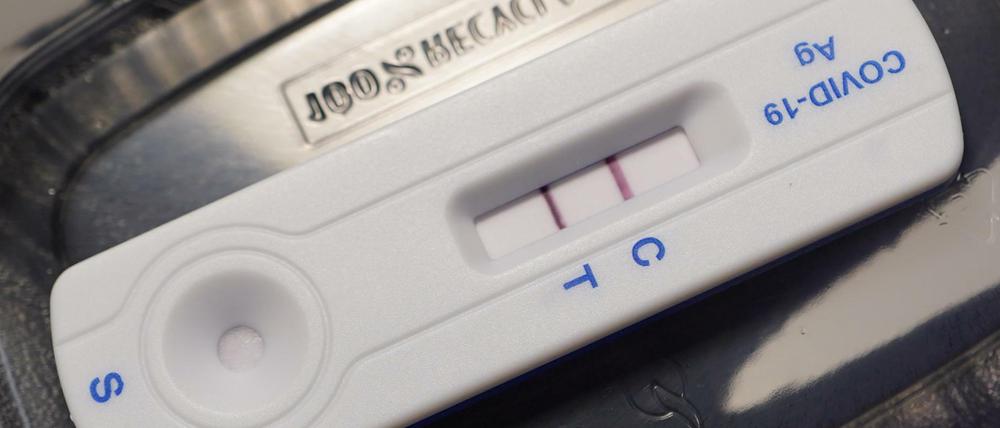 Corona-Schnelltest-Utensilien.