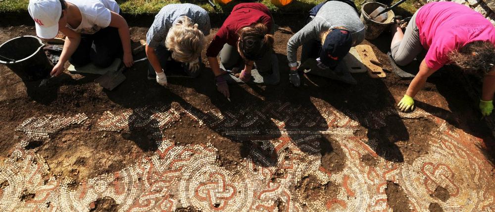 Archäologen bei der Arbeit: Ausgrabungen an dem Mosaik in einer römischen Villa in Chedworth 