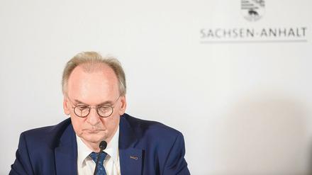 So sehen keine Sieger aus. Reiner Haseloff begründet nach einer Koalitionssitzung seine Entscheidung. 