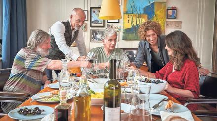 Noch ist Hermann (Walter Sittler, Mitte) putzmunter. Doch das ändert sich bald. Seine Freunde Friedrich (Michael Wittenborn v. l. n. r.), Joachim (Heiner Lauterbach), Annette (Adele Neuhauser) und Ella (Iris Berben) haben in dieser tiefschwarzen Komödie jedoch guten Grund, seine Leiche fünf Tage lang am Leben zu erhalten. 