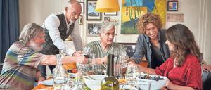 Noch ist Hermann (Walter Sittler, Mitte) putzmunter. Doch das ändert sich bald. Seine Freunde Friedrich (Michael Wittenborn v. l. n. r.), Joachim (Heiner Lauterbach), Annette (Adele Neuhauser) und Ella (Iris Berben) haben in dieser tiefschwarzen Komödie jedoch guten Grund, seine Leiche fünf Tage lang am Leben zu erhalten. 