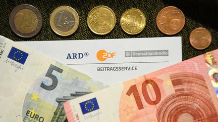 Der Rundfunkbeitrag, den Haushalte in Deutschland zahlen, sollte zum 1. Januar 2021 von monatlich 17,50 Euro auf 18,36 Euro steigen. Doch dazu kommt es nun wohl vorerst nicht. 